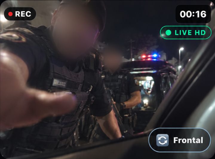 Imagem ao vivo de uma abordagem policial sendo gravada pelo ATLAS SOSC